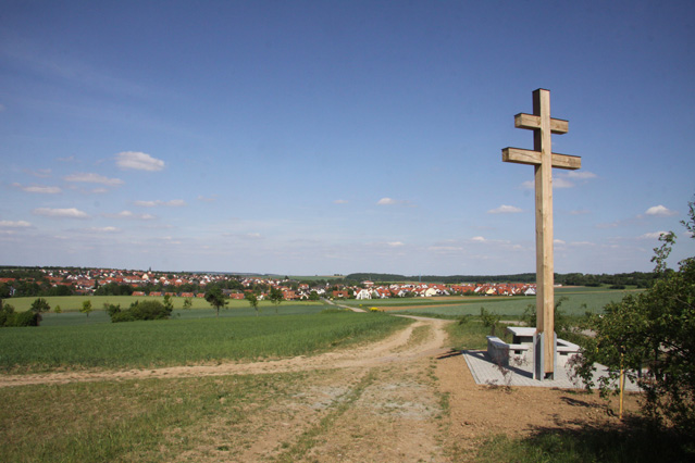 Segnung des  Patriarchenkreuzes am Haflersweg 17. Mai 2011 18.00 Uhr    An der Erstellung des Kreuzes haben mitgearbeitet und ganz auf Lohn verzichtet: Dipl.-KommunikationsDesigner FH Matthias Demel, Kürnach * Forstwirt Reinhard Heinrich, Kürnach * Statiker Karl Walch, Kürnach * Gartenarchitektin Barbara Voll, Kürnach * Freiwillige Feuerwehr Kürnach * Benedikt Scheller, Ausbildungsmeister der Bauinnung im Fachbereich Stahlbetonbau hat mit fünf Schülern unentgeltlich eine Sitzgruppe hergestellt, an der Wanderer oder Radfahrer ein kurze Rast halten können und an der ich mich freue. Folgende Firmen haben auf einen Teil ihres Lohnes verzichtet: Sägewerk Schreiner Bruno Waldherr, Prosselsheim * Kunstschmied Adolf Röding, Kürnach * Zimmermeister Andreas Förster, Estenfeld * Bauspenglerei Klaus Göbel, Kürnach * Bauunternehmen Werner Pfenning, Kürnach * Kranführer Reinhold Konrad, Autohaus Konrad Estenfeld Für alle Hilfe, groß und klein, sage ich Dank mit den Worten: „Vergelt‘s Gott“. Ch. Demel Alle, die mit Geldspenden halfen: Gemeinde Kürnach mit 1. Bürgermeister Thomas Eberth * Die Mitarbeiter der Gemeinde und des Schulverbandes * Partnerschaftskomitee Kürnach-Aljezur * Die Landfrauen * Kameraden-Soldatenverein Kürnach e.V. * Kath. Deutscher Frauenbund Zweigverein Kürnach * Sportschützenverein Kürnach e.V. * Burkard Strauß * Altbürgermeister und Ehrenbürger Otto Habermann * Gruppe Aktiv 50 Plus * Gesangverein Eintracht Kürnach * Freiwillige Feuerwehr Kürnach * Evang. Luth. Kindergarten St. Markus * Schautanzgruppe e.V. Kürnach * Jugendblasorchester Kürnachtal e.V. * Familie Carla Kuhn * Seniorenclub Kürnach * Siedler Gemeinschaft Kürnach e.V. * Volksschule-Verbandsschule Kürnach-Prosselsheim * Tennisclub Kürnach * Kerstin Celina * Steckenpferdreiter Kürnach * Altbürgermeister Helmut Eichelbrönner, Püssensheim * Junge Union Kürnach * Sportverein Kürnach * Jägerschaft Kürnach * CSU Ortsverband Kürnach * MdL Manfred Ländner * Bund Naturschutz e.V Bayern * Christa Huber * FeldgeschworeneKürnach * Hedwig Heinrich * Otto Rüger * Hans Stegerwald, Güntersleben * SPD Ortsverein Kürnach * Helene Schubert, Lengfeld * Reinold u. Gudrun Falge, Haard * Willi, Wolfgang, Renate und Matthias Demel * Dott. Mariolina Misomalo/Vicenza (Italien) *  Die Kinder Carolina Greger * Laura Kellner * 